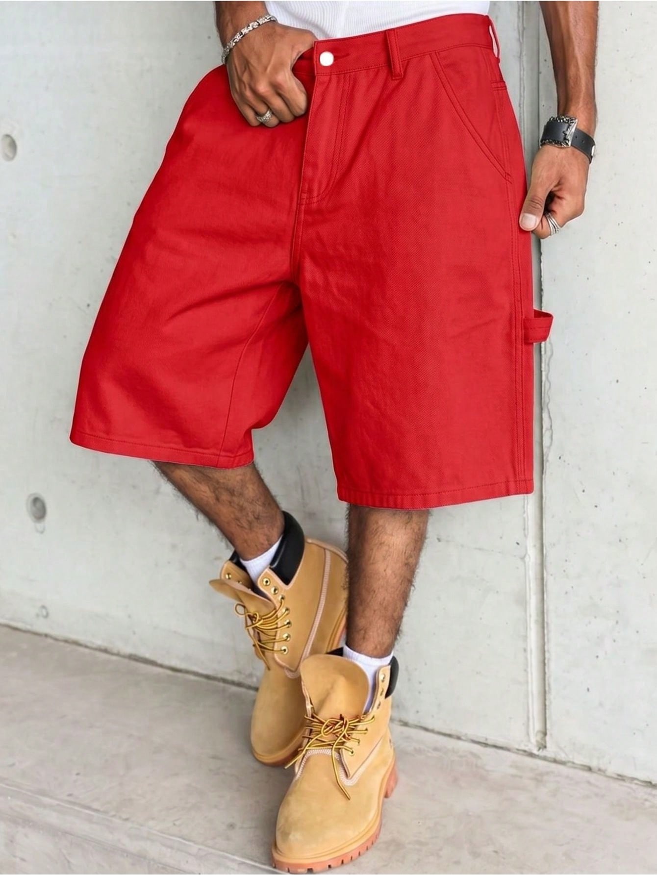Woodworking Overalls - กางเกงยีนส์ขาสั้นทรงหลวมสีแดงสดสำหรับผู้ชาย สไตล์ช่างไม้ ทรงหลวมระดับเข่า สไตล์สตรีทลำลอง